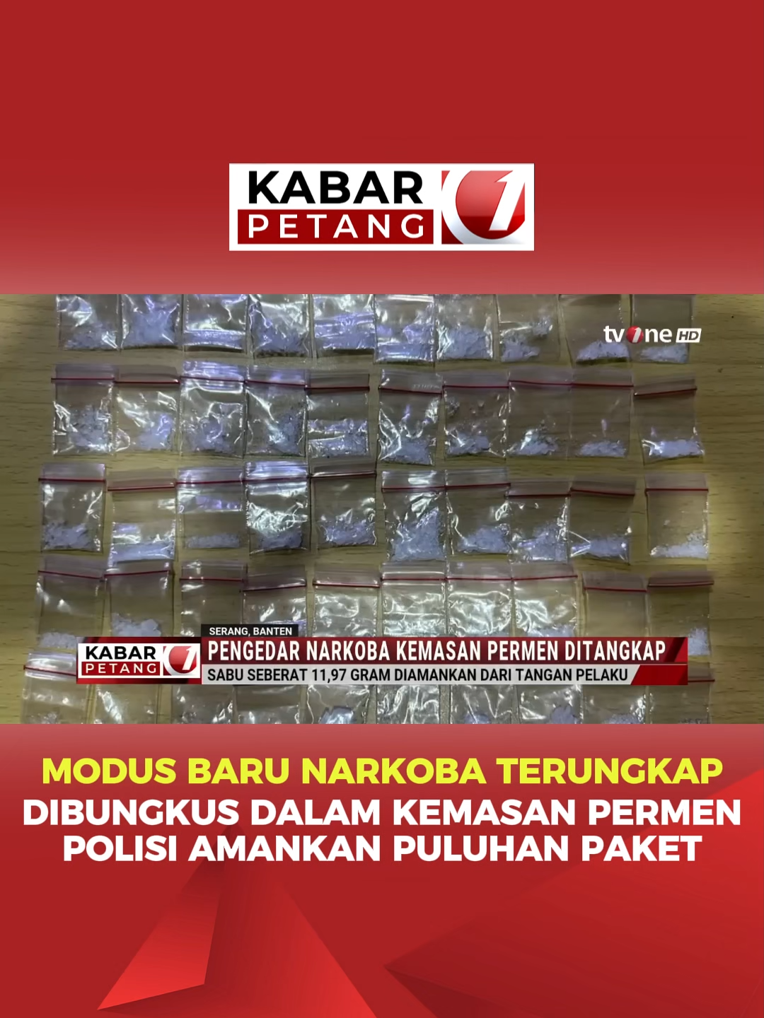 🚨 Polisi di Kabupaten Serang, Banten, mengungkap modus baru peredaran sabu yang dikemas dalam bungkus permen. Dari penggerebekan di Desa Cemplang, Kecamatan Jawilan, petugas mengamankan 50 paket sabu seberat 11,97 gram dari tangan tersangka Nurjali. Pelaku diduga menjadi kaki tangan seorang bandar berinisial BU yang kini masuk daftar pencarian orang (DPO). Dalam setiap aksinya, pelaku menjual satu bungkus sabu seharga Rp400.000 dan menerima upah Rp50.000 per titik distribusi. Polisi menyebut kemasan permen digunakan untuk mengelabui petugas agar sabu tak terdeteksi. Kini, tersangka dijerat Pasal 114 ayat 2 jo 112 ayat 2 UU Narkotika, dengan ancaman penjara seumur hidup. 📡 Pantau terus tvOne untuk update terkini!  #BreakingNews #PolresSerang #ModusBaru #AntiNarkoba #KabarTvOne #UpdateTvOne #BeritaTerkini