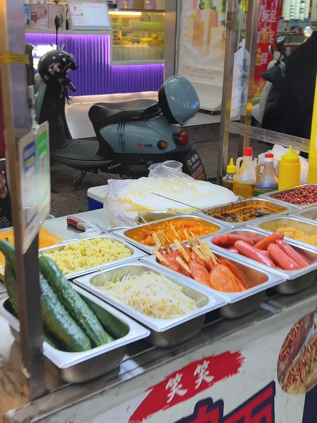 Silent Rolled Liangpi — at an incredibly clean food stall. Watching the uncle prepare it feels like watching an artist at work — no noise, no distractions, just pure dedication to his craft #food #Foodie #streetfood #liangpi
