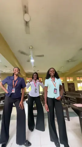 We can clearly see who the best dancer is. W// @Kosii💋 @se.miloree #fypシ゚ #friends #skinnyshii #dancing #schoollife 