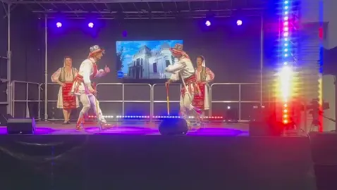 🎄 Craiova strălucește la Londra: Târgul de Crăciun promovat la cel mai mare târg de turism din lume – WTM  Cel mai spectaculos și așteptat eveniment al Craiovei – Târgul de Crăciun – este promovat, zilele acestea, la World Travel Market (WTM), cel mai mare târg de turism din lume, care are loc la Londra. Parcurile, muzeele, operele lui Brâncuși, Târgul de Crăciun, festivalurile Intencity, Shakespeare sau Puppets Occupy Street se numără printre atracțiile Craiovei și ale regiunii Oltenia, ce au atras atenția profesioniștilor din domeniul turismului, agențiilor de turism, influencerilor și jurnaliștilor internaționali. Vizitatorii standului Craiovei au avut ocazia să deguste cozonac, dulceață de praz și vin din crama Banu Mărăcine a Universității din Craiova, dar și să admire dansurile și tradițiile populare prezentate de artiștii Ansamblului Maria Tănase, din cadrul Centrului Județean de Cultură și Artă Dolj, instituție aflată sub egida Consiliului Județean Dolj. Evenimentul reprezintă o oportunitate unică de promovare a patrimoniului cultural și turistic al Craiovei, confirmând poziția sa ca una dintre cele mai atractive destinații din România. Mulțumim Ministerului Economiei, Digitalizării, Antreprenoriatului și Turismului pentru susținerea financiară și logistică oferită, care a făcut posibilă prezența Craiovei la acest nivel internațional. #Craiova #TârgulDeCrăciun #WTMLondra #TurismCraiova #Oltenia               