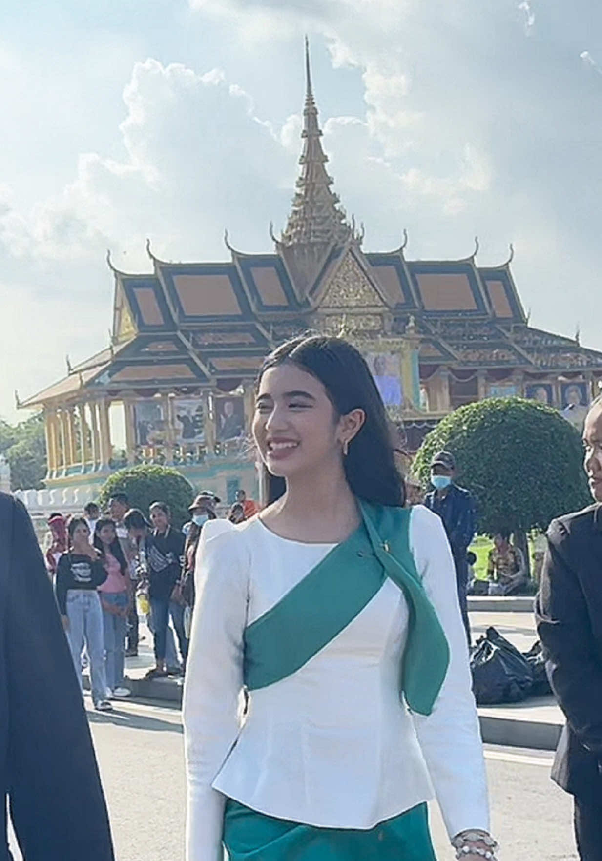 ព្រះនាងតូច ចេណ្ណា យាងក្នុង ព្រះរាជពិធីបុណ្យអុំទូក នាព្រះពន្លាជ័យ កាលពីឆ្នាំមុន ————————————- Princess @Jenna Norodom 🫶🏻🇰🇭 at Cambodia Water Festival last year 2024. #waterfestivalcambodia #royalfamily #jennanorodom #princessofcambodia