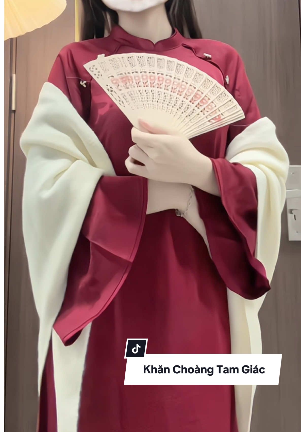 Mặc áo dài mà lạnh thì phải làm sao. Khăn choàng tam giác chân ái đây rồi các nàng ơii. Vừa ấm lại thêm phần khí chất  🌹#xuhuong #nganthanthien #aodai #khanchoang #khan 