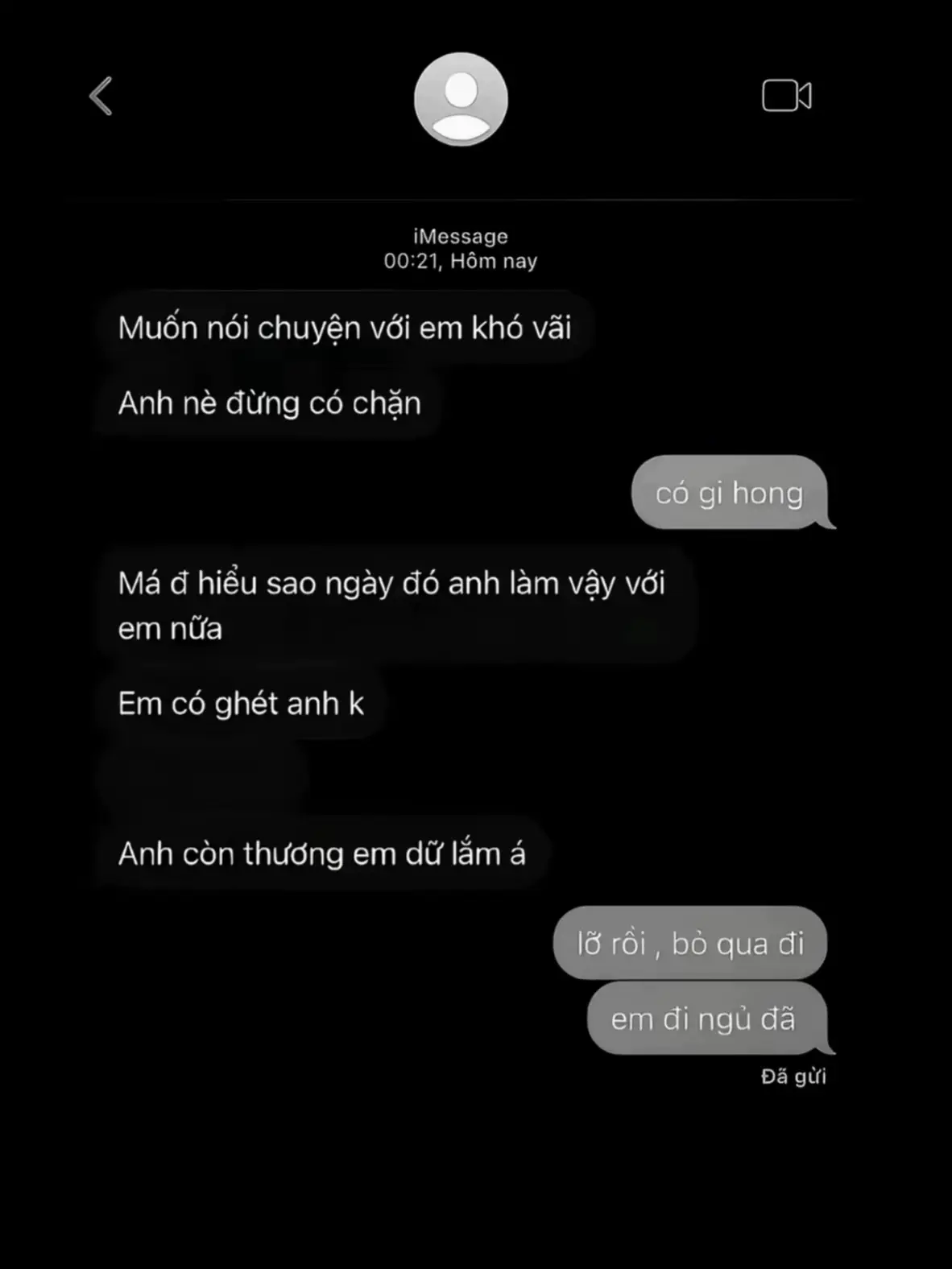 Có những người, chẳng bao giờ nói yêu, nhưng lại lặng lẽ che mưa, chăn gió cho bạn . Cũng có những người, lời yêu thương ngọt như mật , nhưng chẳng bao giờ cúi xuống nhặt dùm bạn một mảnh vỡ…