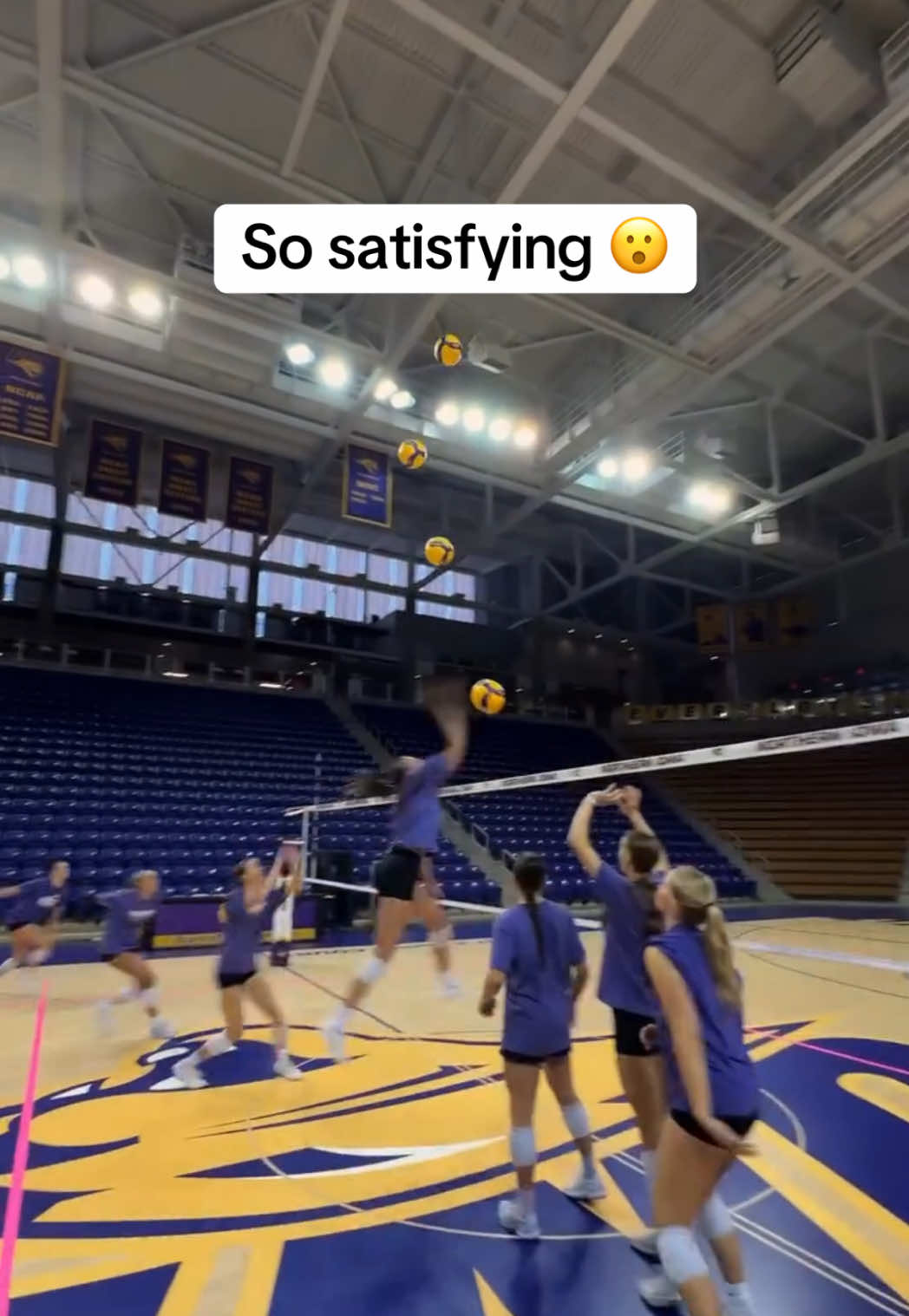 The timing on this 😳 (via @NCAA Volleyball and univolleyball/IG) #ncaavolleyball #volleyball #satisfying #sports 