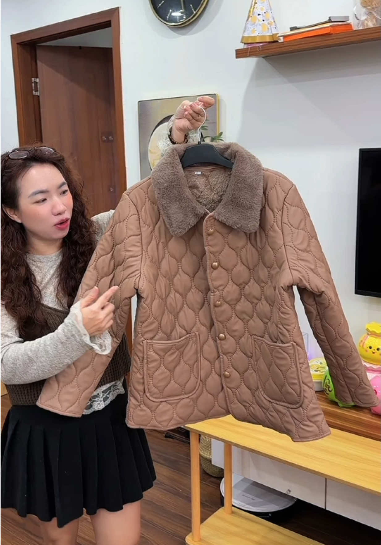 Áo khoác trung niên cho mẹ, áo khoác ấm áp thanh lịch #xuhuong #aokhoactangme #aokhoaclotlong #huyenhomhinh365 