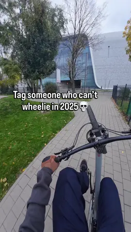 Send it to somone who can’t wheelie💀😭 - #urbanriding #bike #wheelie #bikelife #mtb 