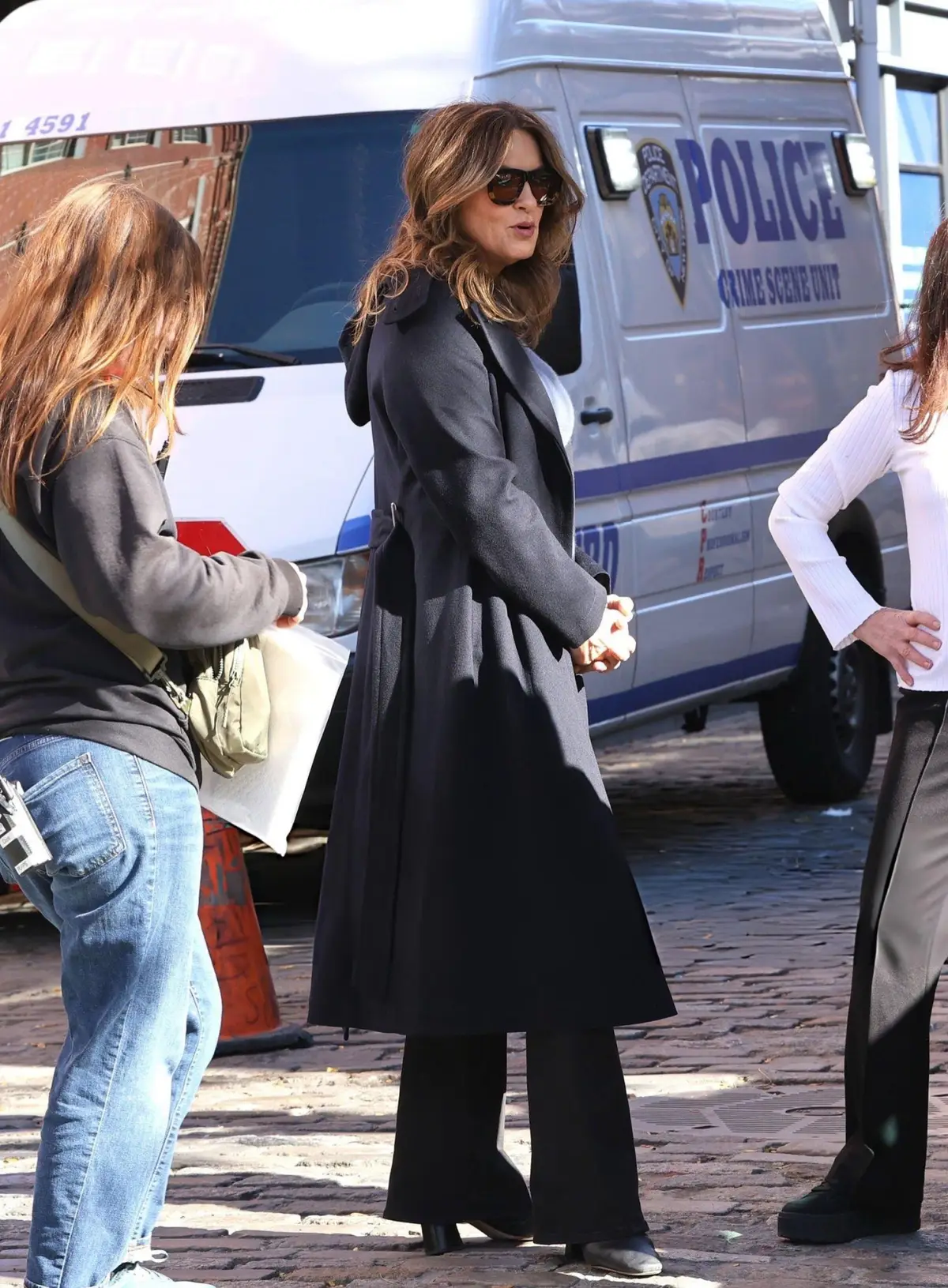 [NEW] Mariska Hargitay on set with Maura Tierney and Kelli Giddish yesterday 