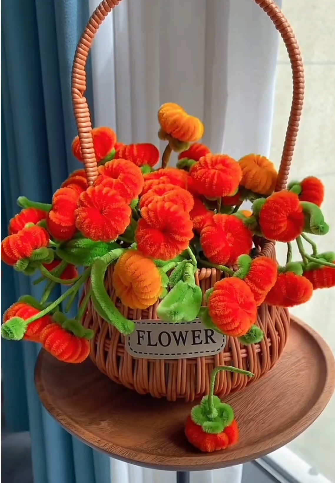 DIY pipe cleaner orange flowers #handmadegifts #flowers #gift #craft #diyproject    