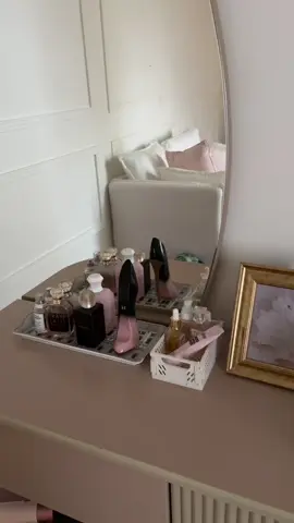 Hair oil from : @blurr  Hair shampoo : mild by nature biotin shampoo supplement: @Viviscal US  hair serum: @Kérastase  hair mask : @Gisou 