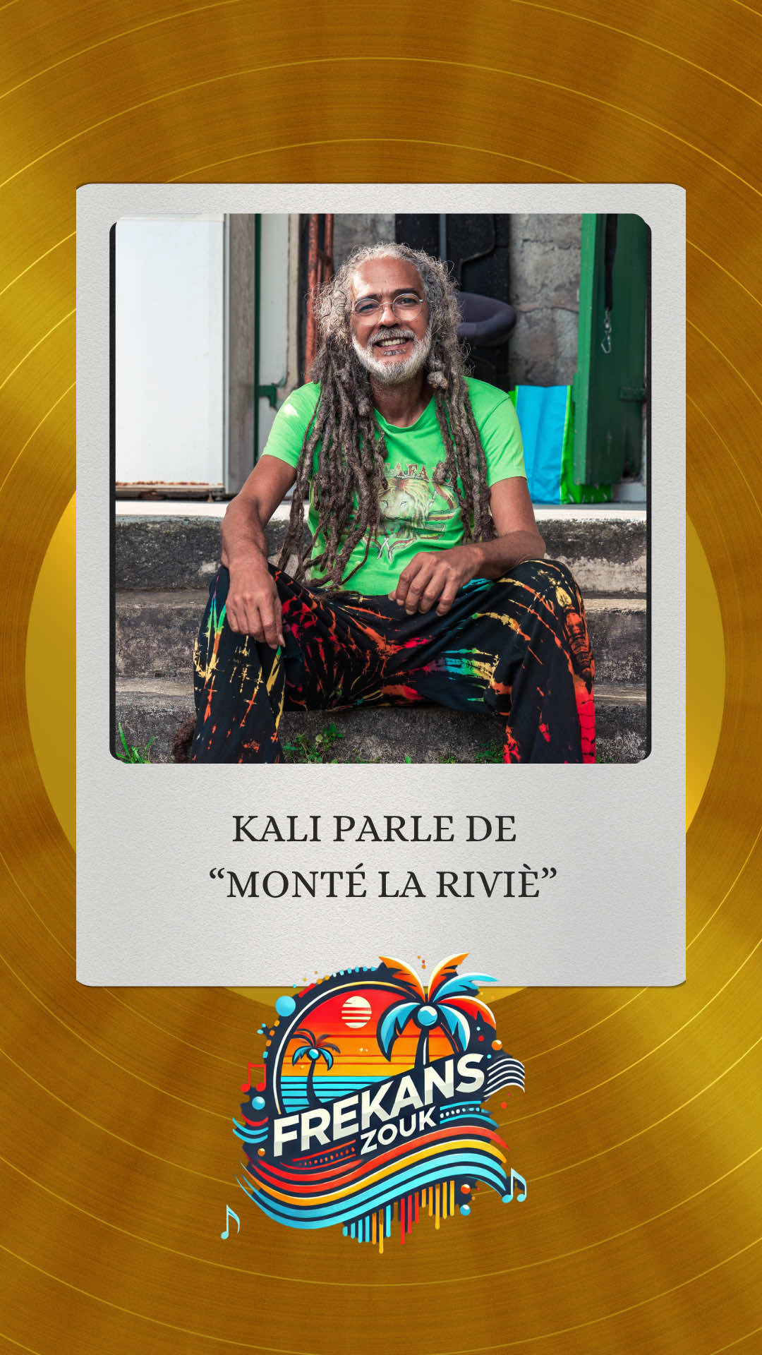 FREKANSZOUK • KALI - Monté la riviè | Il y a des voix qui semblent porter la mémoire d’un peuple — celle de Kali en fait partie. Avec son banjo en bandoulière et son sourire de griot créole, Jean-Marc Monnerville a tracé un sillon unique dans le paysage musical antillais. Chanteur, compositeur, conteur et passeur de culture, il a su transformer chaque chanson en un acte d’amour pour son île et pour la langue créole. Issu de la mouvance du reggae, Kali a toujours cherché à concilier tradition et modernité. Sa musique respire la terre rouge, la mer bleue et les essences des mornes du Nord. Dans les années 80, alors que le zouk s’impose, il choisit une autre voie : celle de la créolité consciente, entre folk caribéen, reggae, jazz et chanson engagée. Des titres comme Monté la riviyè ou Racines résonnent comme des hymnes à la terre mère et à la liberté intérieure. En 1992, la France découvre son charme atypique lorsque Kali représente le pays à l’Eurovision, micro en main, banjo en bandoulière, entonnant Monté la Riviyè. L’image de ce Martiniquais fier de sa culture, chantant en créole sur une scène européenne, marque les esprits : un acte d’identité et de fierté qui transcende les frontières. Il termine, avec surprise, à la 8e place. Depuis, Kali a parcouru le monde — des scènes de Jazz à Montreux aux festivals de Nouméa, Montréal, Dakar ou Berlin — en ambassadeur lumineux d’une musique qui parle d’amour, de racines et de résistance. Toujours fidèle à sa philosophie humaniste, il mêle les générations, transmet, raconte. Dans chaque note, dans chaque mot créole, perce cette conviction : la Martinique, petite île, peut rayonner grand. Kali, c’est la preuve que la musique créole n’est pas qu’un héritage — c’est un souffle universel. Il prépare un nouvel album à sortir en janvier 2026, encore un qui fera date. #frekanszouk #kali #montelarivie @kali 