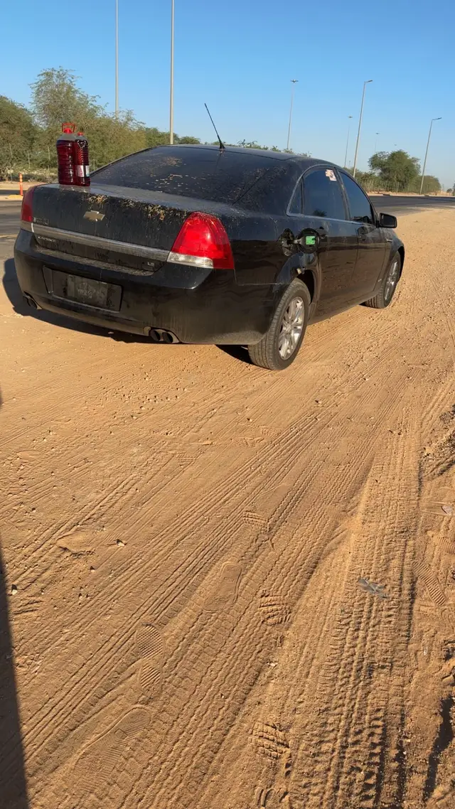 أتجاهل شوفتك كثر ماودي أجيك ‏كلمة احبك بعيني ..ولو ما قلتها  ‏كل ماطاوعت قلبي يوديني اليك  ‏كل فكرة في مواصل غرامك شلتها  ‏ولله ان بعض الاغاني لها طاري عليك  ‏كني اشوفك قبالي..ليا شغلتها