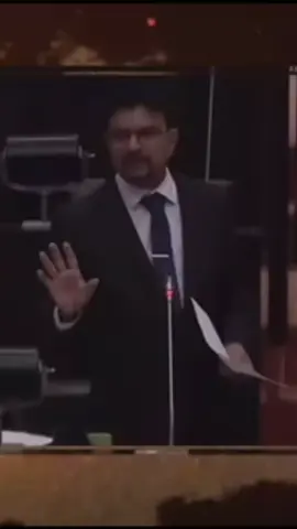 දයාවතී ළිඳට ගියා වගේ..අහන කිසි දෙයකට හරියට උත්තරයක් දුන්නෑ..දෙයක් ඇහුවම ඒකට තව එක අහනවා..නි.ඇමති කෙනෙක්ගෙ නමක් දන්නෑ..අඩුම තමන්ගෙ දේශපාලන ව්‍යාපාරය ගැන දැනුවත් කිරීමක්, අනාතගත සැලැස්මක්, දැක්මක් ගැන කිසි වචනයක් නෑ..ඔක්කෝටම නෑ නෑ..නෑ චමුදිත විතරයි 😂🤌#AKD #trending #foryou #foryoupage 