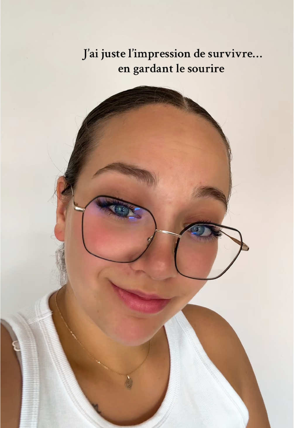 𝘌𝘯 𝘤𝘦 𝘮𝘰𝘮𝘦𝘯𝘵 𝘤’𝘦𝘴𝘵 𝘥𝘶𝘳. 𝘑𝘦 𝘴𝘶𝘪𝘴 𝘢̀ 𝘣𝘰𝘶𝘵. 𝘍𝘢𝘵𝘪𝘨𝘶𝘦́𝘦 𝘥𝘦 𝘵𝘰𝘶𝘵. 𝘊̧𝘢 𝘧𝘢𝘪𝘵 𝘥𝘦𝘴 𝘴𝘦𝘮𝘢𝘪𝘯𝘦𝘴 𝘲𝘶𝘦 𝘫𝘦 𝘵𝘪𝘦𝘯𝘴 𝘴𝘢𝘯𝘴 𝘷𝘳𝘢𝘪𝘮𝘦𝘯𝘵 𝘵𝘦𝘯𝘪𝘳. 𝘌𝘷𝘢 𝘯𝘦 𝘥𝘰𝘳𝘵 𝘵𝘰𝘶𝘫𝘰𝘶𝘳𝘴 𝘱𝘢𝘴, 𝘭𝘦𝘴 𝘯𝘶𝘪𝘵𝘴 𝘴𝘰𝘯𝘵 𝘶𝘯 𝘦𝘯𝘧𝘦𝘳, 𝘭𝘢 𝘫𝘰𝘶𝘳𝘯𝘦́𝘦 𝘤’𝘦𝘴𝘵 𝘭𝘢 𝘤𝘰𝘶𝘳𝘴𝘦, 𝘭𝘢 𝘮𝘢𝘪𝘴𝘰𝘯, 𝘭𝘦 𝘣𝘰𝘶𝘭𝘰𝘵, 𝘭𝘢 𝘱𝘳𝘦𝘴𝘴𝘪𝘰𝘯… 𝘑’𝘢𝘪 𝘱𝘭𝘶𝘴 𝘥’𝘦́𝘯𝘦𝘳𝘨𝘪𝘦, 𝘱𝘭𝘶𝘴 𝘳𝘪𝘦𝘯 𝘢̀ 𝘥𝘰𝘯𝘯𝘦𝘳. 𝘑’𝘢𝘪 𝘫𝘶𝘴𝘵𝘦 𝘭’𝘪𝘮𝘱𝘳𝘦𝘴𝘴𝘪𝘰𝘯 𝘥𝘦 𝘴𝘶𝘳𝘷𝘪𝘷𝘳𝘦, 𝘱𝘢𝘴 𝘥𝘦 𝘷𝘪𝘷𝘳𝘦.