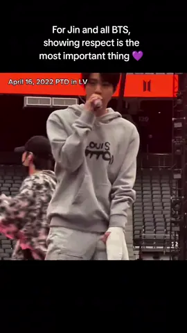 Jin knelt down for the dancers despite his hand hurting 🥇💜🫂 #bts #_jj__7 