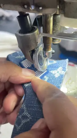 We share the shoe-making process in our factory daily; inquiries are welcome.#lv #lvtrainers #factorywork #foryou 