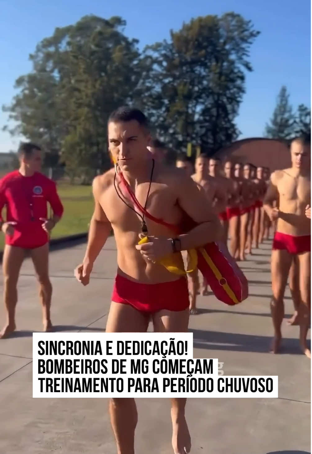 O Corpo de #Bombeiros de #MinasGerais iniciou, no mês passado, o treinamento dos militares para o período chuvoso. Em um vídeo compartilhado no perfil da corporação, os alunos mostram dedicação e sincronia durante o exercício. Com cantoria e animação, militares homens e mulheres roubaram a cena na manhã ensolarada, prontos para qualquer desafio do dia. O registro alegrou a comunidade da internet, e muita gente brincou com a alegria dos bombeiros. 