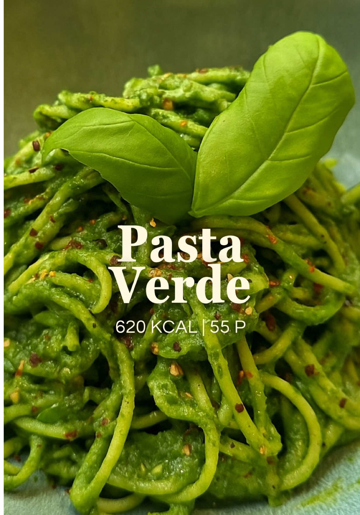 PASTA VERDE 💚 Une sauce verte si crémeuse que t’en oublies qu’elle est blindée de légumes 😏 Fit, gourmande et parfaite pour un repas copieux, protéiné et gourmand, sans exploser son quota calorique 🫡 📋 Ingrédients pour 2 grosses portions • 150 g de pâtes (spaghetti ou penne) • 150 g de chou kale (tiges retirées) • 150 g d’épinards frais • 3 gousses d’ail • 160 g de cottage cheese • 40 g de Philadelphia light • 40 g de parmesan râpé (+ un peu pour le service) • 150 g de poulet cuit effiloché • Le jus + le zeste d’1 citron • 1 louche d’eau de cuisson des pâtes • Sel, poivre, flocons de piment (et un filet d’huile d’olive de qualité en option) 👨🏻‍🍳 Préparation 1️⃣ Fais blanchir le kale et les gousses d’ail 2–3 min dans de l’eau frémissante. 2️⃣ Ajoute les épinards 30 s, égoutte le tout et presse bien pour enlever l’eau. 3️⃣ Lance la cuisson des pâtes et garde une louche d’eau de cuisson. 4️⃣ Mixe le kale, les épinards, l’ail, le cottage, le Philadelphia, le parmesan, un peu d’eau de cuisson, le sel et le poivre jusqu’à obtenir une sauce verte bien lisse. 5️⃣ Verse sur les pâtes cuites, ajoute le poulet effiloché, le jus et le zeste de citron, et mélange bien. 6️⃣ Dresse dans une assiette, ajoute un peu de parmesan, quelques flocons de piment et un filet d’huile d’olive. 📊 Valeurs nutritionnelles par portion : ⚡️ 620 kcal | 🥩 55P | 🥔 65G | 🥑 15L BON APP’ les Lukum 💚 #recette #recettedujour #pastaverde #recettehealthy #pates
