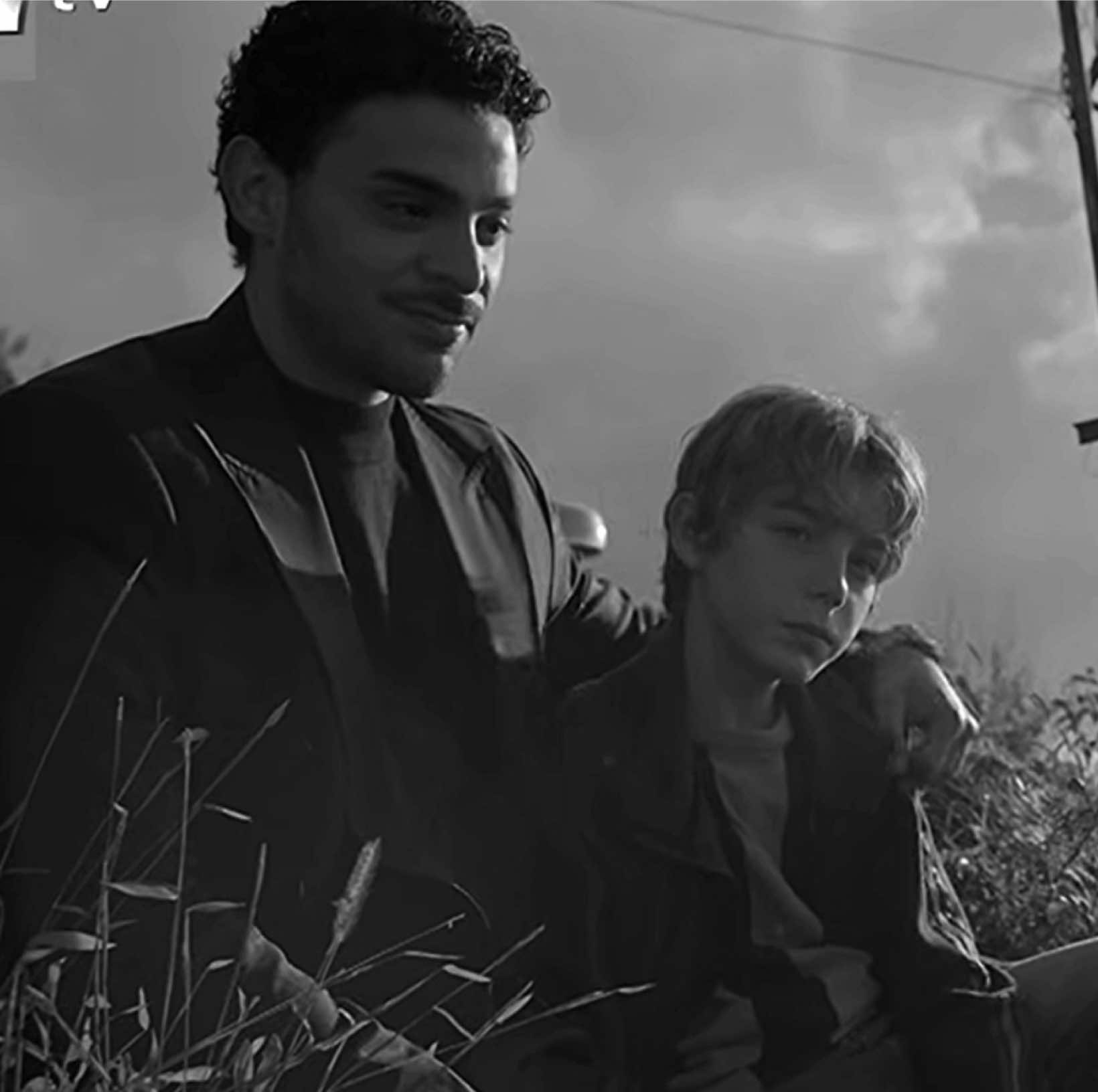 مدام الاغلب مافهم هاذي اللقطه بشرح لكم اياه القصة ببساطة إن المسلسل حب يكرّم الطفل إيرن بُلبُل eren bülbül اللي استُشهد سنة 2017 وهو عمره 15 سنة، يوم كان يساعد الجنود يلقون اشخاص معادين لتركيا في منطقته بطرابزون.   وقال له ازيل جملة تذكّر الناس بشجاعته: “إيرن، لحسن الحظ إنك موجود” ذي الجملة اخر كلمه كتبها بالتويتر وكان يقول اتمنى احد يقول لي اياه ومن بعد استشهاده أثرت هالجمله وقتها بكل تركيا ، والناس الى الان يذكرونه بهاذي العباره 