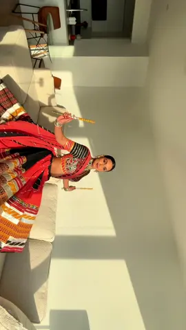 a Gujarati look 🪔🪞🕊️🪕🧿 one of my most requested!!! inspired by Navratri season: a traditional chaniya choli, chunky oxidized jewelry, a slick back bun with fresh jasmine flowers, and bold smokey eyes to tie it all together. what do you think?! and what language should i do next? 🫶🏽 wearing all @Jyotikapateldesigns ✨ #languagesinlooks #gujarati #gujju #garba #navratri  