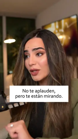 Sientes que nadie te apoya últimamente? Perfecto. 👏 Aún recuerdo la primera vez que dije que iba a emprender, o cuando dije que iba a empezar a crear marca personal, siempre hay gente maravillosa que entiende ❤️ pero a veces ese silencio viene de más personas de las que menos los esperas.. Tu éxito les recuerda lo que no tuvieron el valor de hacer. Tu progreso incomoda a quienes dejaron de intentarlo. Pero no necesitas aplausos para validar tu crecimiento. Sigue avanzando. Porque los que hoy te ignoran, mañana usarán tu historia como inspiración.  👉 Guárdalo si estás en tu era de construir sin aprobación.