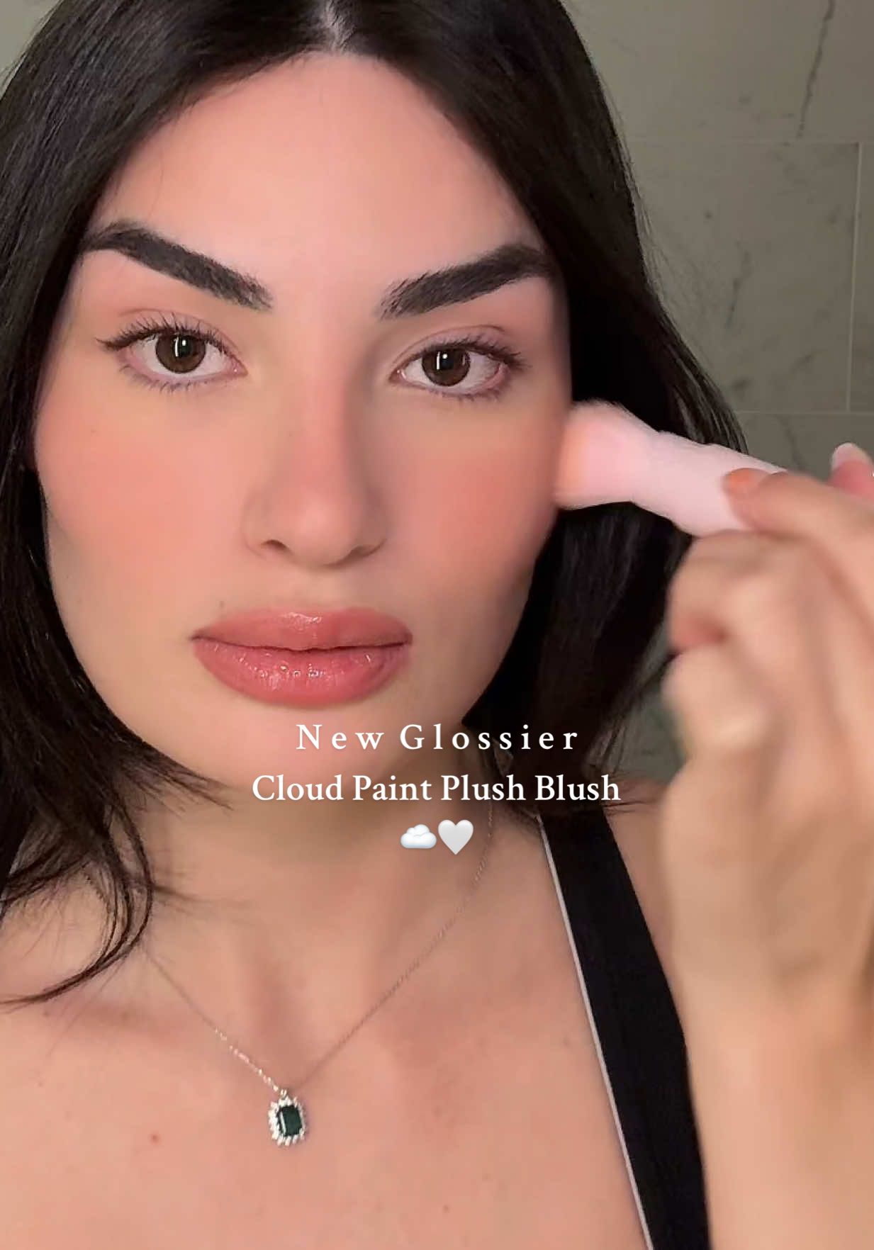 Gifted by Glossier☁️🍂Their new Cloud Paint Plush is pillow-soft, blurs pores, and melts into a weightless, soft-matte flush. So blendable and diffuses into the prettiest natural flush!  @Glossier @sephora  #glossier #blush #fallmakeup #newmakeup #sephora 