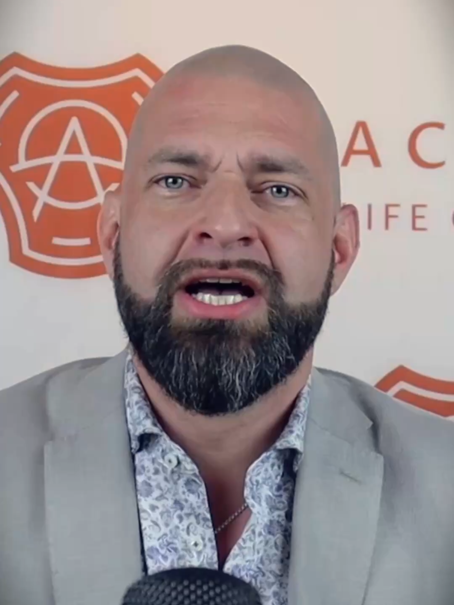 Narzisstische Wut bildet ein Kernstück bei Narzisstischem Missbrauch, weshalb insbesondere hierzu wichtig ist, dass ihr dieses Element klar versteht. Heute sehen wir uns näher an  (1) welche Situationen und Umstände für gewöhnlich als Auslöser für Episoden von Narzisstische Wut dienen, (2) wer sich als Ziel für Narzisstische Wut „qualifiziert“, (3) wer für Narzisstische Wut am anfälligsten ist, (4) wie du dich gegen Narzisstische Wut verteidigen kannst, und (5) welche persönlichen Voraussetzungen du selbst erfüllen solltest, um deine Fertigkeiten in dieser Form der Selbstverteidigung auf Meister-Niveau zu bringen. Wir haben heute dazu prominente Unterstützung: Count Dooku und Jedi Großmeister Yoda. Fragt nicht warum – ihr werdet es verstehen ;-)