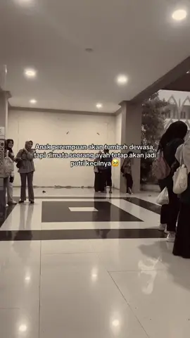 Emang ya seorang ayah akan jadi pahlawan bagi anak perempuannya, ditengah keramaian kampus tiba” aja melihat di pojokan ada seorang anak yang sedang di pakein jas hujan sama ayahnya.. tidak semua anak seberuntung dia dan pada saat itu ternyata ayahnya ndak pake jas hujan🥹jadi dia rela basah”an demi jemput anaknya di kampus 😭 #fyp #foryoupage #ayahhebat #ayahdananakperempuannya #masukberanda 
