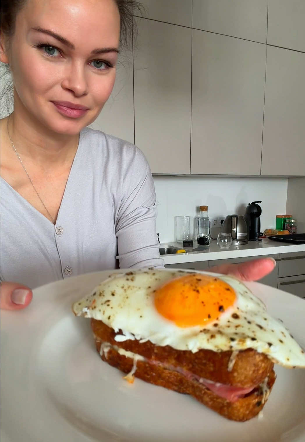 Звуки моего утра. Готовлю Крок Мадам.  Нарезаю хлеб и обжариваю на сливочном масле с двух сторон.  Для соуса Бешамель растопить сливочное масло, добавляю муку, обжариваю + добавляю молоко, соль, перец, мускатный орех. Варю до загустения.  Хлеб смазываю дижонской горчицей. Затем соусом Бешамель. Сверху на один нарезанную ветчину и посыпаю тертым сыром. (У меня Чеддер) Закрываю вторым кусочком хлеба с соусом и сверху сыр. В духовку на 5 минут.  Сверху выкладываю яйцо👌 Приятного аппетита 😋  #Recipe #завтрак #EasyRecipe #breakfast #sandwich 