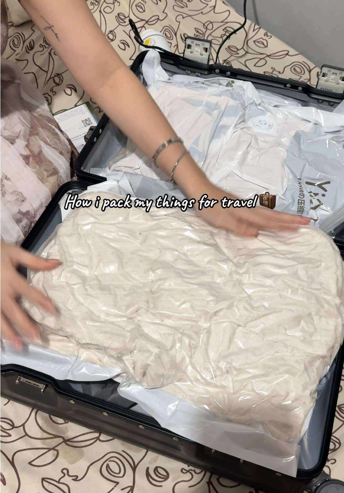 lifesaver for us  vacuum storage💯😩 #traveltips #vacuumstoragebag 