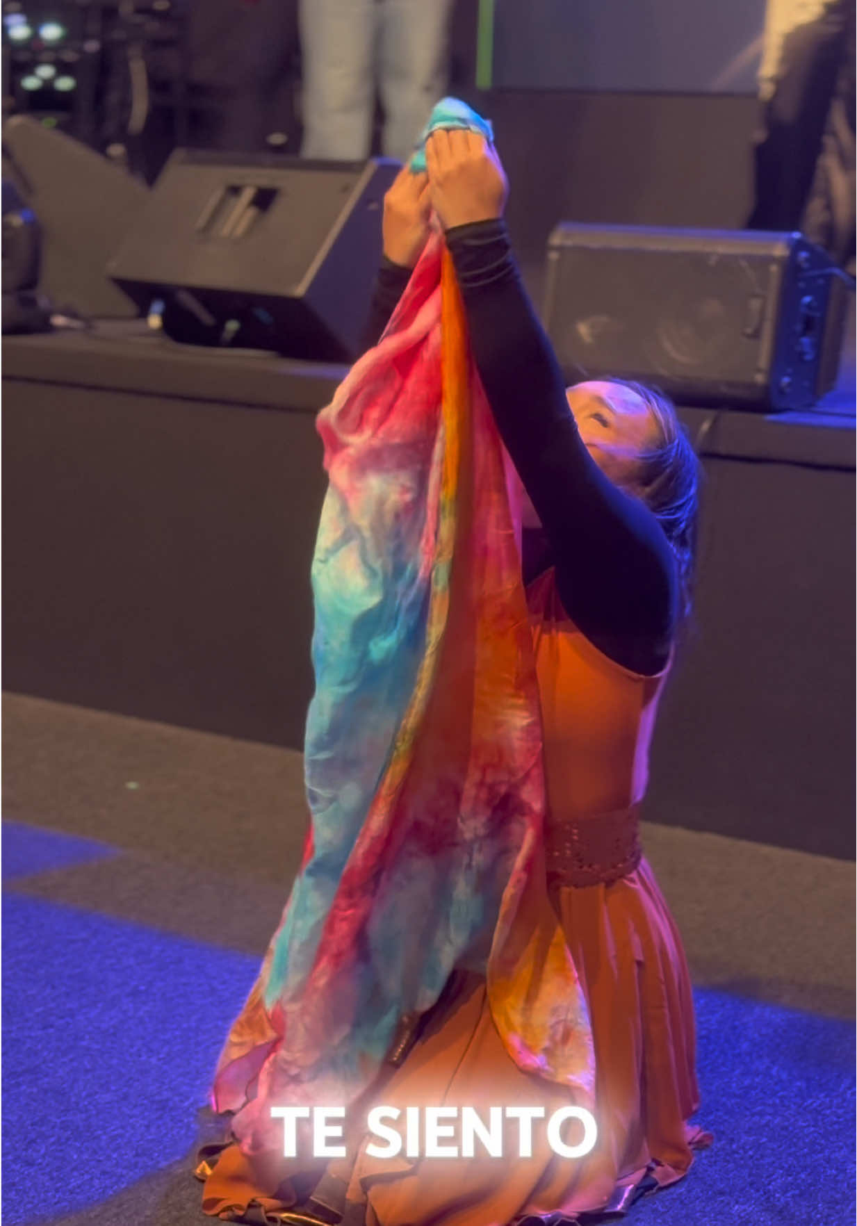 La gloria fue tan intensa que me rendí antes su presencia y Su presencia me abrazó. Cuando el cielo toca la tierra, todo tiene que rendirse 🔥 💫 “Y no podían permanecer en pie para ministrar, a causa de la nube; porque la gloria de Jehová había llenado la casa de Dios.” 2 Crónicas 5:14 #worship #adoracion #adoracioncristiana @M I S A E L  J 