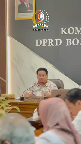 Singkronisasi dan perbaikan tata kelola penyaluran dana Corporate Social Responsibility (CSR) Badan Usaha Milik Daerah (BUMD) di Kabupaten Bojonegoro menjadi fokus diskusi kami dalam Rapat Kerja Komisi C Dewan Perwakilan Rakyat Daerah (DPRD) Bojonegoro dengan BUMD dan Badan Perencanaan Pembangunan Daerah (Bapeda) Pemerintah Kabupaten Bojonegoro terkait alokasi dana sosial.