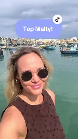 Zastanawiałam się, które miejsce na Malcie było takim moim ulubionym. No i chyba mam… moje serce skradło zdecydowanie  Marsaxlokk!  Kolorowe łódki luzzu, zapach morza, gwar targu i taki pozytywny vibe, którego nie da się podrobić. Byłam w niedziele, jak pewnie cała wyspa, ale nawet tłumy mi tu nie przeszkadzały!  A jakie jest Wasze ulubione miejsce na Malcie? Chyba, że jeszcze ten kierunek przed Wami? ✨               #malta #marsaxlokk #pioremprzezswiat #podroze #podróż               Co zobaczyć na Malcie | Atrakcje Malty | najlepsze miejsca na Malcie | Targ rybny w Marsaxlokk 🐠