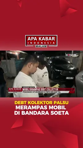 Aksi sekelompok orang yang mengaku sebagai debt collector kembali bikin resah. Seorang pengemudi minibus menjadi korban perampasan kendaraan di area Bandara Soekarno-Hatta, Tangerang. Dalam rekaman video amatir yang viral di media sosial, terlihat para pelaku memaksa pengemudi turun dari mobil dan membawa kabur kendaraan tersebut. Korban bahkan diturunkan paksa di tepi Tol Bandara Serpong, tepatnya di pintu keluar Buaran Baru. Petugas Satreskrim Polresta Bandara Soekarno-Hatta yang menerima laporan segera bergerak cepat. Satu pelaku berinisial Y ditangkap di kawasan Tanah Tinggi, Kota Tangerang, sementara dua pelaku lainnya dibekuk di area Bandara Soekarno-Hatta saat memantau kendaraan lain. Kini ketiga pelaku tengah menjalani pemeriksaan intensif di Mapolresta Bandara Soetta. Mereka dijerat Pasal 368 dan Pasal 335 KUHP dengan ancaman hukuman hingga 11 tahun penjara. 📡 Pantau terus tvOne untuk kabar selengkapnya! #BreakingNews #DebtCollector #BandaraSoetta #Tangerang #PerampasanMobil #Kriminal #PolrestaBandaraSoetta #UpdateTvOne #KabarTvOne #tvOne #akitvone #apakabarindonesiatvone