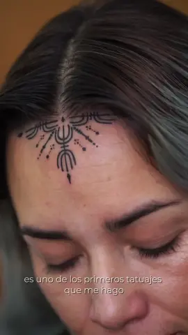 Quise hacerle algunas preguntas a Nathaly sobre su proceso al tatuarse la frente. 🌙 Algo que nos ayuda a tod@s a comprender mejor cómo se lucen los tatuajes en zonas tan visibles es que, casi siempre, vienen acompañados de un significado profundo y simbólico. En las culturas antiguas, los tatuajes en el rostro representaban cambios, magia, protección y sanación. Hoy en día, siguen siendo una forma de reinterpretar y adaptar esos símbolos a nuestra propia identidad y cultura. Si te interesa realizarte un tatuaje así, escríbeme y te asesoro durante todo el proceso. ✨ #tatuajesvisibles #tattoomexico #tatuajemujer #tatuajesconsignificado #tattoofrontal           