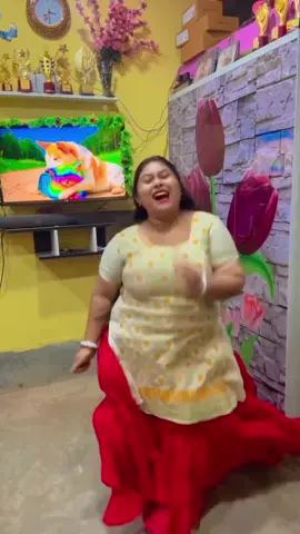 ম্যাডাম নাচে নাচেরে দুলে কোমর#fyp #foryou #tiktokbangladesh #foryoupage #trending 