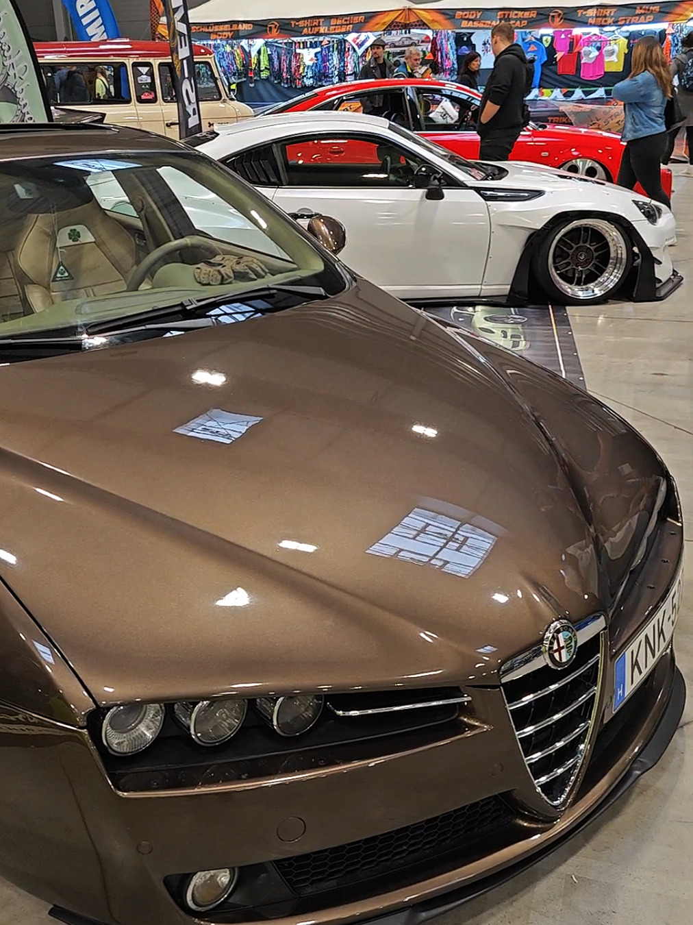 🔥 Alfa Romeo 159 Quadrifoglio – бронзовий металік, низька посадка, італійський стиль на автовиставці! 🇮🇹✨ #Alfa159 #Quadrifoglio #AlfaRomeo #159 #Quadrifoglio 