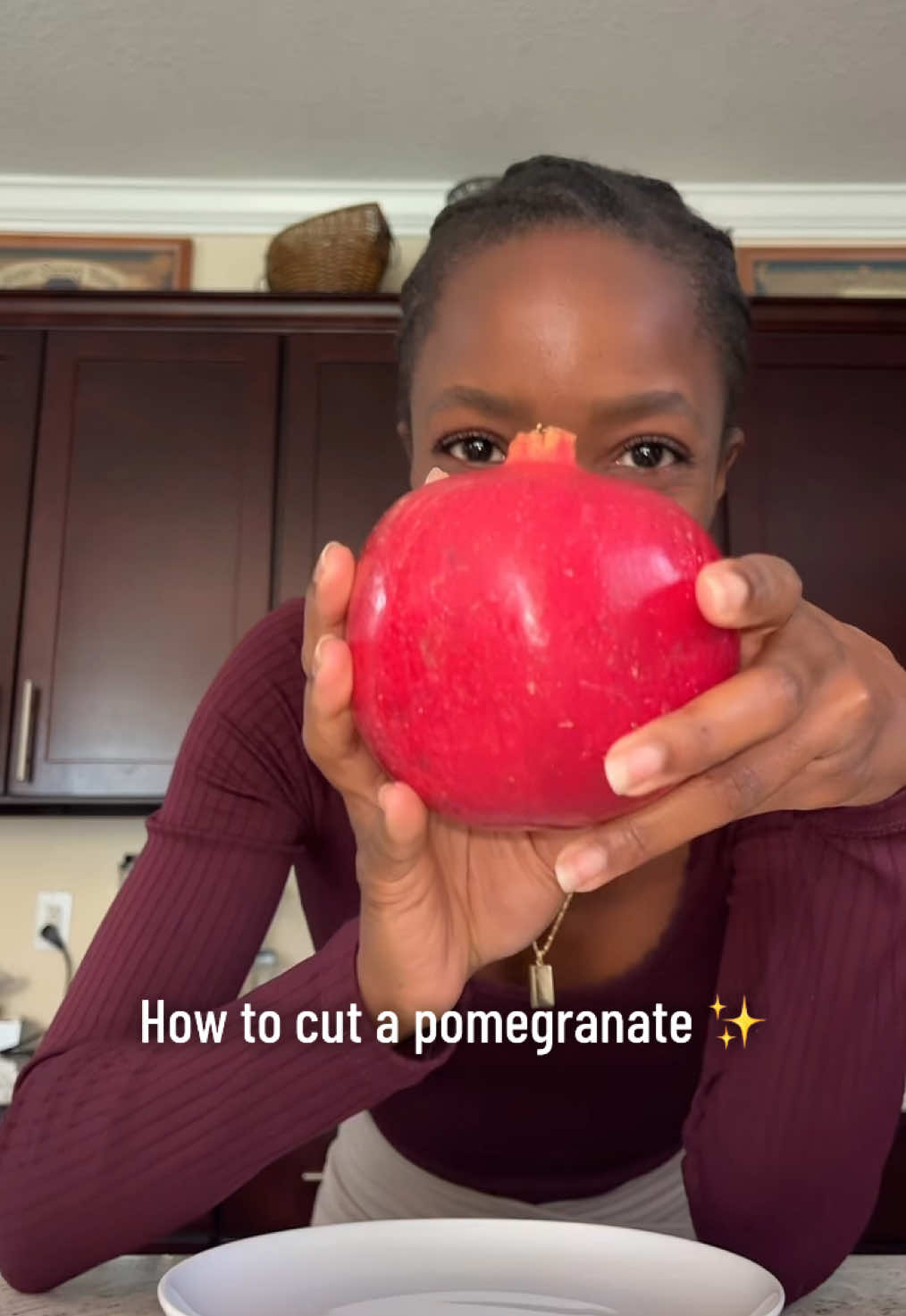 This was the first time I tried cutting into a fresh pomegranate and it was easier than a I thought! I bit messy hahahah but the taste was worth it 😁🔴✨ #healthysnacks #KitchenHacks #fruitlover #asmr #homecooking   