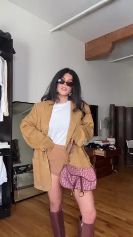 Outfit of the day  @Sézane tshirt @The RealReal Dior blazer @forloveandlemons shorts @Dolce Vita Footwear boots @HEAVEN MAYHEM earrings & sunnies 