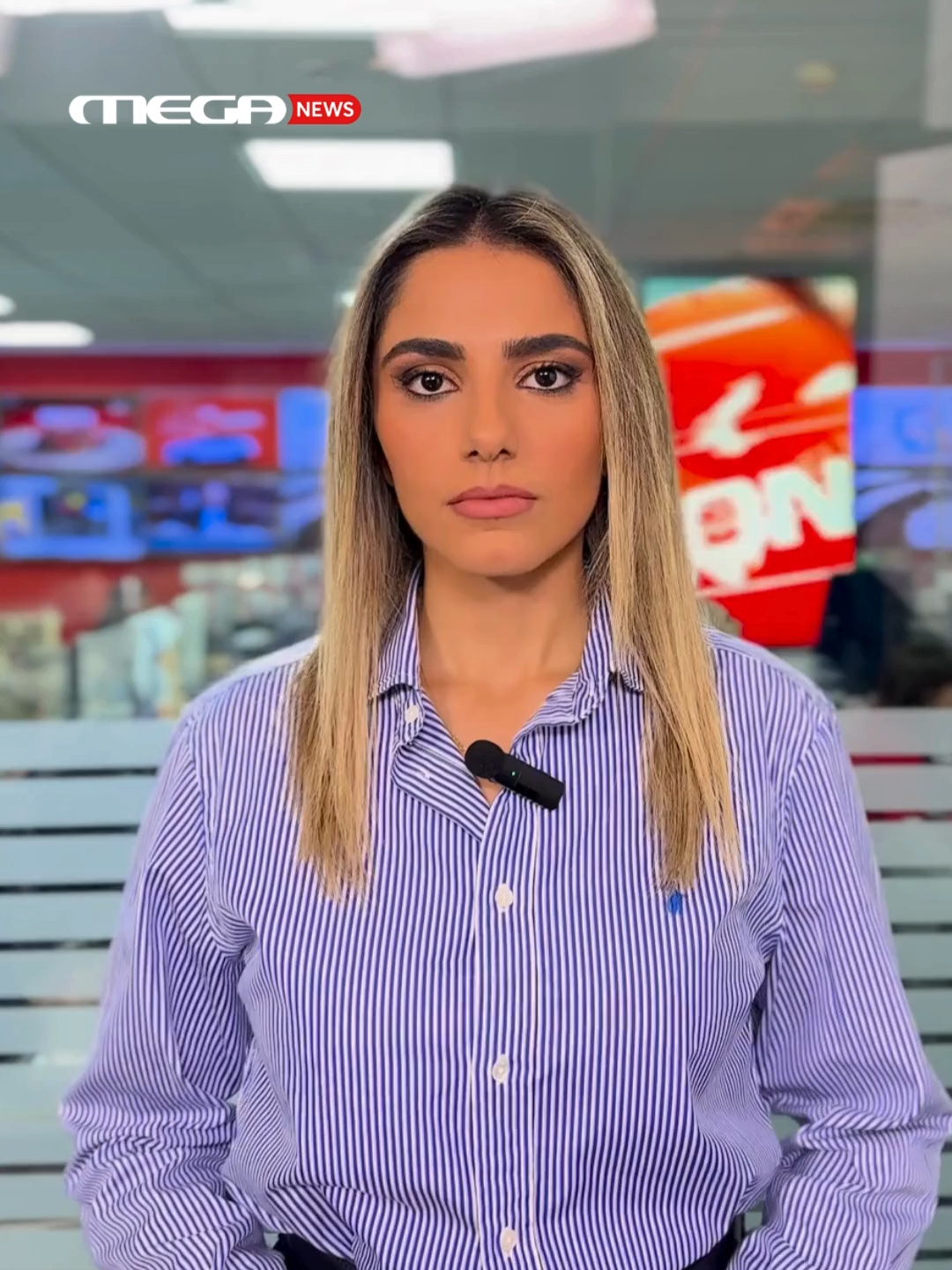 🇺🇸 Ο Zohran Mamdani έγραψε ιστορία ως ο πρώτος μουσουλμάνος δήμαρχος της Νέας Υόρκης, ο νεότερος από το 1892 και ο πρώτος δήμαρχος γεννημένος στην Αφρική.  Σε μια πόλη εννέα εκατομμυρίων ανθρώπων, ο 34χρονος πολιτικός κατάφερε να ανατρέψει τα προγνωστικά, νικώντας τον πρώην κυβερνήτη Andrew Cuomo και τον Ρεπουμπλικανό Curtis Sliwa, χωρίς ισχυρή κομματική στήριξη ή τεράστια οικονομικά μέσα. Στην πρώτη του ομιλία, δήλωσε ότι στόχος του είναι μια Νέα Υόρκη «πιο δίκαιη, πιο προσιτή και πιο ανθρώπινη». Πρώην σύμβουλος στέγασης και ράπερ με το ψευδώνυμο «Mr. Cardamom», ο Mamdani θεωρείται από τα αμερικανικά μέσα ένας χαρισματικός, αντισυστημικός ηγέτης, που ξέρει να επικοινωνεί και να κινητοποιεί μέσα από τα social media.  #MegaGegonota #MegaNews #News #MegaTV