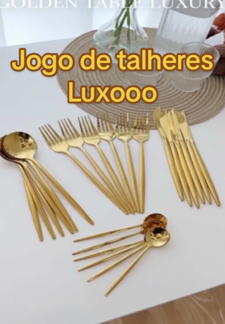 Gente, PARA TUDO! ✋✨ Eu tô simplesmente OBCECADA nesses talheres dourados que eu achei na Shopee! Sério, eu sempre quis ter talheres assim pra deixar a mesa mais chique, mas achava que era o olho da cara. Até que encontrei essa lindeza por um preço que nem acreditei. A qualidade é surreal, são pesadinhos e o brilho... sério, olha esse brilho! Minha mesa posta foi de 