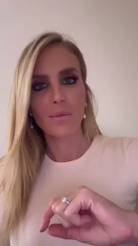 Respirar es tu ancla 🎤 Antes de hablar en público: inhala 4 — retén 2 — exhala 6. Tu voz se calma. Tu mente baja el ruido. Tu mensaje sale con seguridad. Hazlo ahora conmigo. #HablarEnPúblico #AngieRigueiro  #Respiración #Confianza #Oratoria 