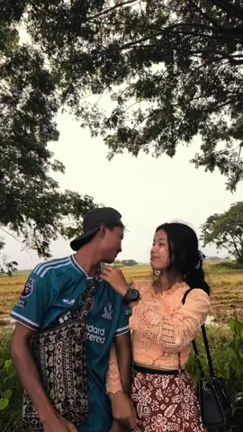 တစ်ယောက်ယောက်ကို ရင်ထဲမှာ သိမ်းထားရင် မည်သူတစ်ဦးတစ်ယောက်ကိုမှ ချစ်ကြောင်းမပြောရဘူး ဒါဟာ ကိုယ်မြတ်နိုးတဲ့လူတစ်ယောက်အပေါ်မှာရော ကိုယ့်ကို ချစ်မြတ်နိုးတဲ့လူတစ်ယောက်အပေါ်မှာရော စောင့်ထိန်းရမဲ့စည်းပဲ။ #ဖားစည်ရည်ကျော်  @—αnyα. 