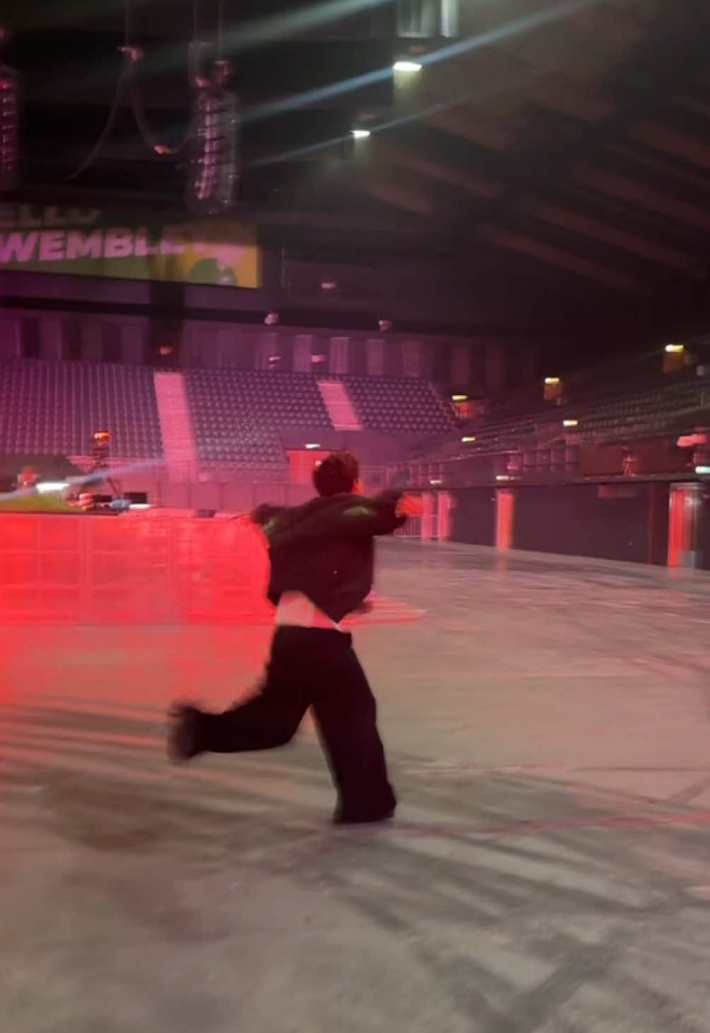 MIDNIGHT SUN TOUR IN LONDON!!! WHO AM I SEEING TONIGHT??? LETS GOOOO #fyp #Malandro 