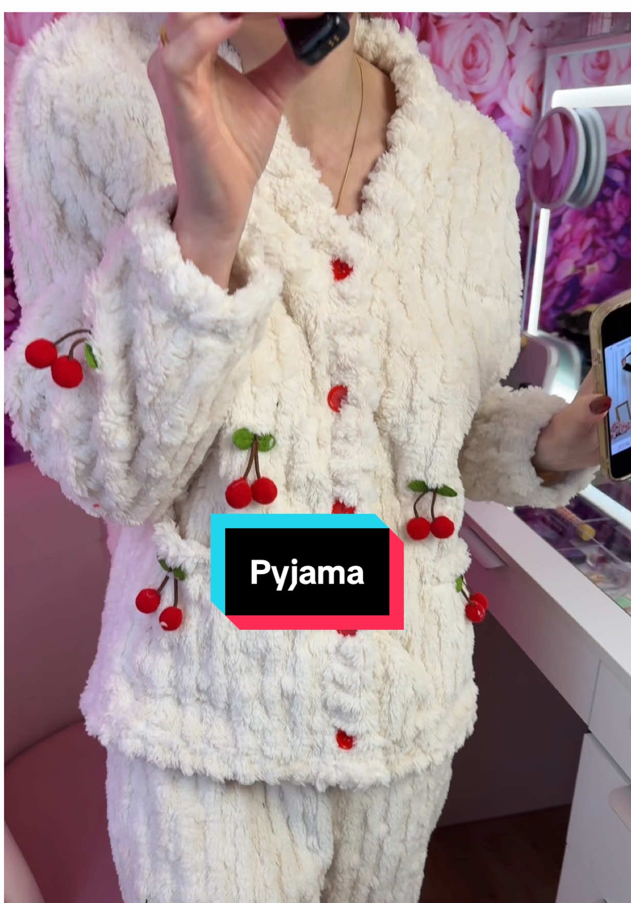 J’ai reçu le blanc, je viens de commander le rose et noir en promo ! 😍 Il est si confortable 🥰 #tiktokshop #tiktokshopblaxkfriday #outfit #outfitinspo #pyjama 