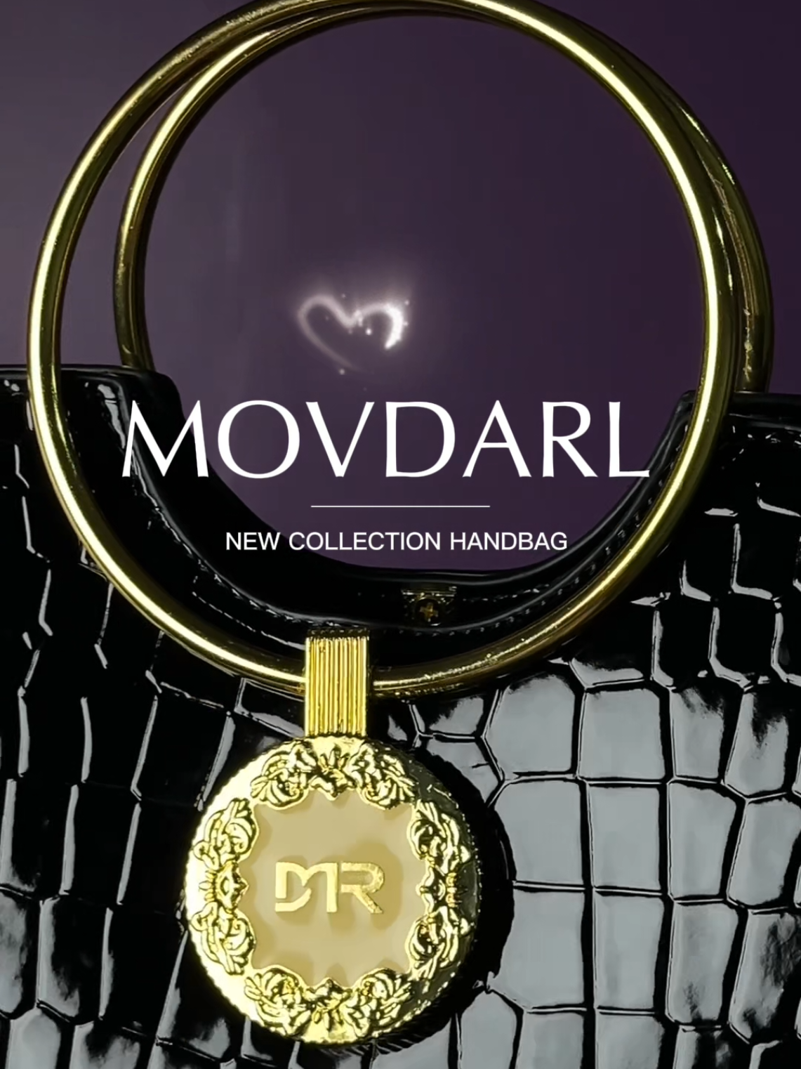 Kk pasti akan terkejut melihat tas ini, karena tasnya benar-benar spesial! Untuk memenuhi dua kebutuhan — sosial dan penggunaan sehari-hari — kami sengaja mendesainnya dengan satu sisi polos dan satu sisi lagi dengan logo berlian gradasi. Buat kakak yang suka, cepat gabung ke live kami ya!#fyp #movdarl #promomakanharian #tfemkinla #trending 