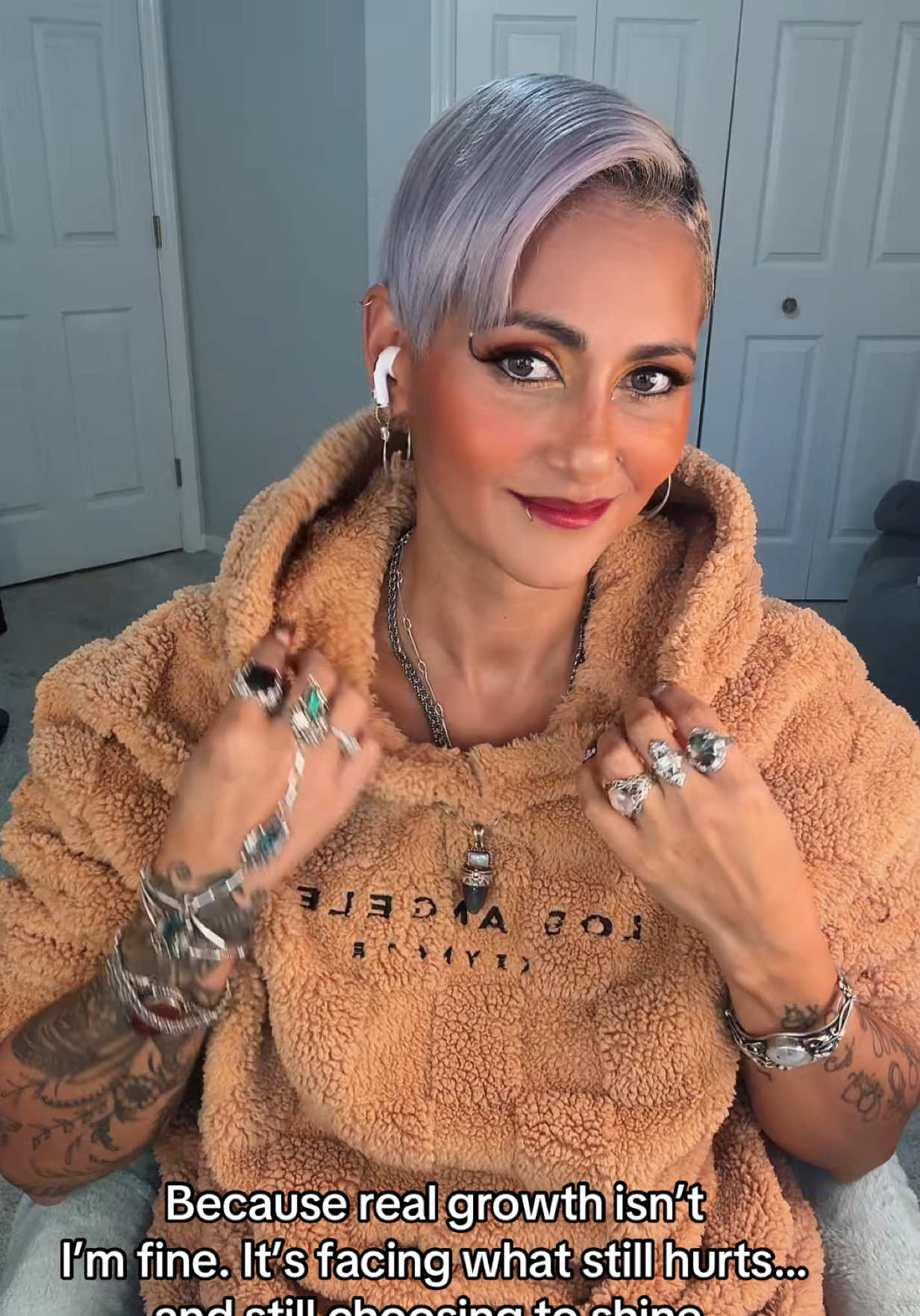 Healing isn’t always loud. Sometimes it’s in the quiet moments—fixing your hair, moisturizing your face, choosing peace instead of chaos. That’s what becoming looks like in real life. ✨ 🎵 Turn My Pain Into Purpose #TheHouseOfSpice #IAmSpice #GRWM #HealingEra #softpower 