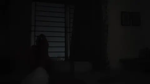 মা মানে ঘর! আপনার বাসা যত সুন্দরই হোক, যত আলিশানই হোক, মা ছাড়া এই ঘরটা সবসময়ই অসম্পূর্ণ। সকালে ঘুম থেকে উঠে মুখে কিছু না খেয়েই যখন অফিসে ছুটি, তখন মায়ের কথা খুব মনে পড়ে। ভাবি, মা থাকলে না খেয়ে যেতে দিতেন না। অফিস শেষে ক্লান্ত শরীরে বাসায় ফিরি, মন চায় ফোনটা হাতে তুলে বলি, “মা, তোমার জন্য কিছু নিয়ে আসবো?” রাতে যখন একা রান্না করতে বসি, সারাদিনের খাটুনি শেষে চুলার সামনে দাঁড়িয়ে থাকি, তখন বুঝি— মায়ের যত্ন, মায়ের ভালোবাসা— এর কোনো বিকল্প হয় না। আসলে, মা মানে শুধু একজন মানুষ না, মা মানে পুরো ঘরটাই একটু বেশি আপন হয়ে থাকা। ❤️ #maa #sadvideo #myroom  #fyp #foryou 