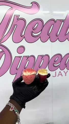 “Can I get some stuffed cheesecake strawberries?!” 🍓 What kind?! 👀 What are stuffed cheesecake strawberries?! One of our TOP sellers — our Stuffed Cheesecake Strawberries — are filled with creamy cheesecake and loaded with flavor 😋 You can choose from 7 flavors: Biscoff, Strawberry Shortcake, Oreo, Banana Pudding, Graham, and Fruity Pebbles! 💕 Come get dipped by Jay! 💕 #htxfoodie #fy 