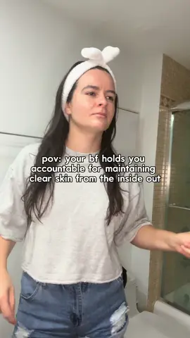 Clear skin is about how you nourish your body from the inside out ✨ This wellness shot is loaded with skin-loving ingredients that help calm inflammation, balance hormones, and support detoxification.. all key for acne-prone skin!! 🫜 Beets — boost circulation + support liver detox to help flush out toxins that can trigger breakouts. 🥕 Carrots — rich in beta-carotene (vitamin A) to support healthy cell turnover and reduce oil buildup. 🫚 Ginger — anti-inflammatory and antibacterial, helps soothe redness and fight acne-causing bacteria. 🥬 Celery — hydrating + rich in minerals that help balance electrolytes and reduce internal inflammation. 🍊 Orange — high in vitamin C, which boosts collagen, brightens skin, and supports healing from post-acne marks. Because glowing skin starts from within!! and having someone who keeps you accountable doesn’t hurt either! 😉💜