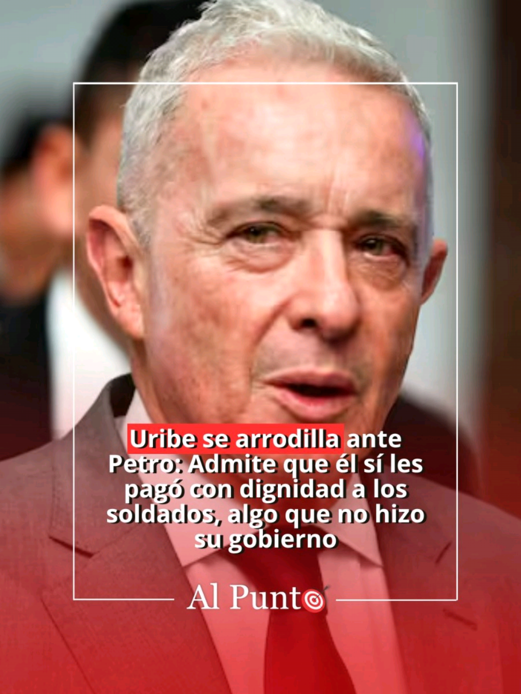 #AlPunto 🎯 | Después de años de posar como “defensor” de la Fuerza Pública, el mismísimo Álvaro Uribe reconoció que su gobierno no hizo nada por nivelar los salarios de los soldados. Y no solo eso: ¡admitió que fue Petro quien sí lo logró!.  “Todos reconocemos que el actual gobierno (de Petro) ha mejorado la remuneración de los soldados regulares”, dijo el expresidente. Es claro: la dignidad no se promete, se cumple. Con Petro, los soldados pasaron de ser usados como discurso político a ser respetados y bien pagos. Con Uribe, los mandaban a cometer ejecuciones extrajudiciales y a violar sistemáticamente los derechos humanos.